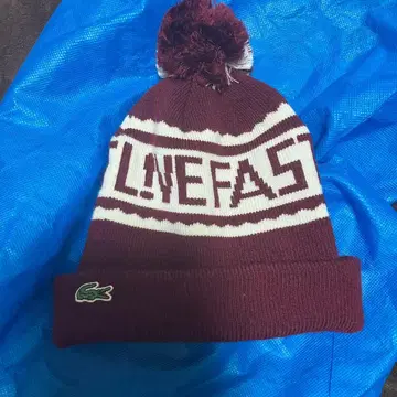 크리스마스 선물로 꼭. Lacoste 버건디 폼폼 니트 모자
