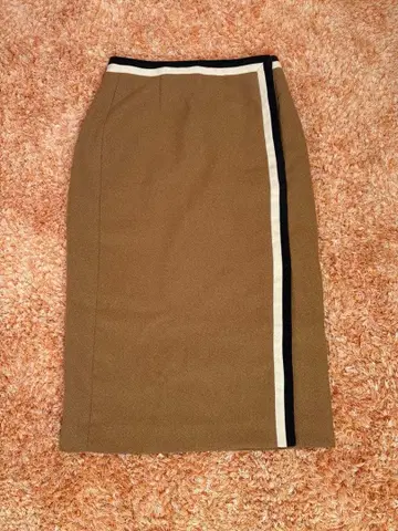 사이드 슬릿 무릎 아래 스커트