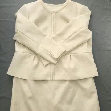 크림색 페플럼 스커트 셋업