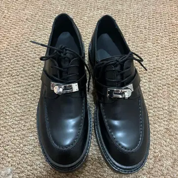 블랙 가죽 로퍼 금속 버클 포함