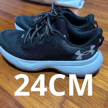 Under Armour 블랙 스니커즈