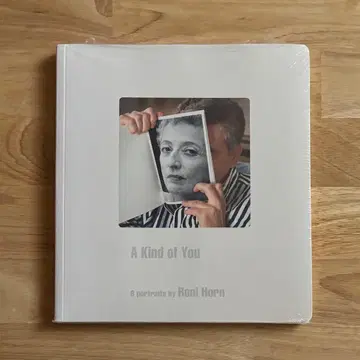 A kind of you : 6 portraits by Roni Horn