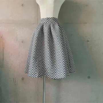 택 포함 새상품 셰브론 스트라이프 자카드 플레어 스커트 M