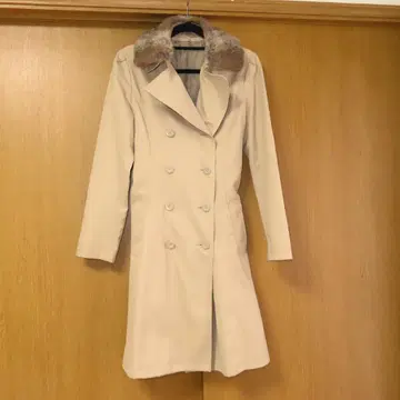 베이지 더블 브레스트 트렌치코트