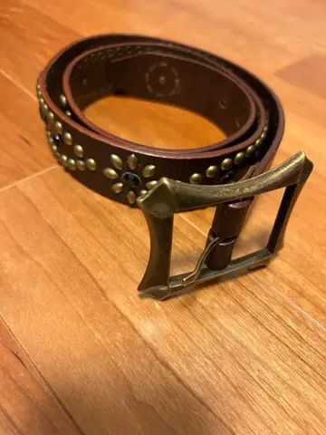 스터드 장식 브라운 가죽 벨트