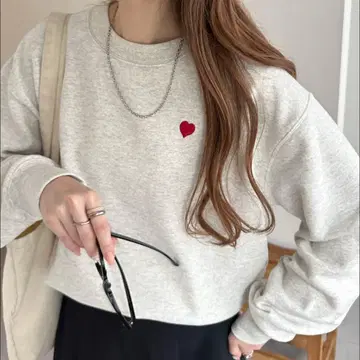 하트 자수 맨투맨