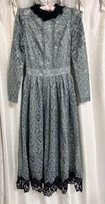 그레이 레이스 드레스 긴팔 플레어 스커트