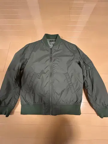 올리브 그린 지퍼식 점퍼