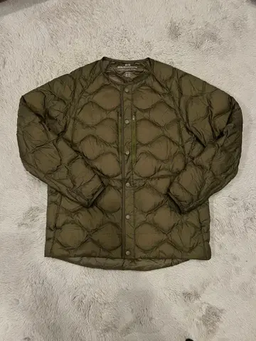 유니클로 화이트 마운티니어링 울트라 라이트 다운 올리브