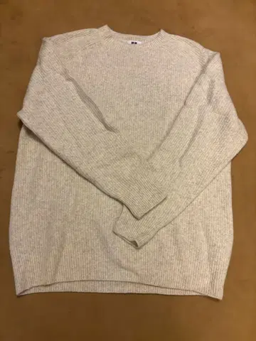 크림색 리브 니트 스웨터