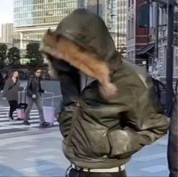 그레이 퍼 달린 다운 자켓