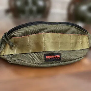 BRIEFING 바디백 올리브 그린