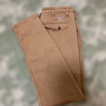 GUESS 베이지 치노 팬츠