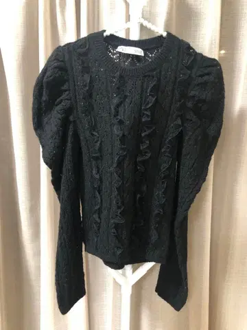 ZARA 퍼프 슬리브 파워 숄더 프릴 니트 스웨터