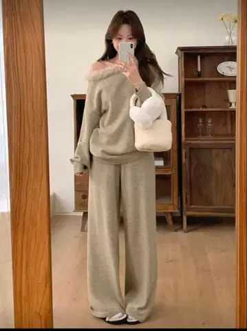 새상품 베이지 오프숄더 니트 셋업