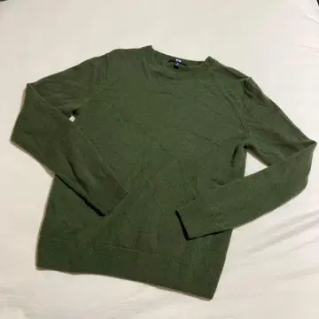 유니클로 캐시미어 100% 크루넥 니트 올리브