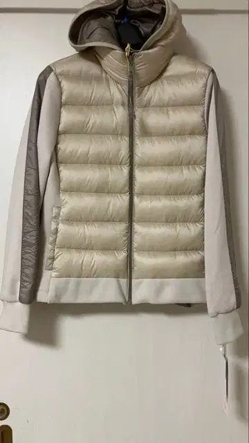 아이보리 후드 부착 다운 자켓