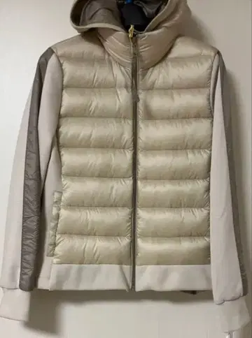 아이보리 후드 부착 다운 자켓