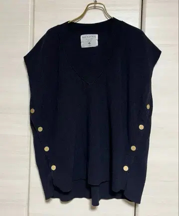 MICA&DEAL 운모 사이드 버튼 V넥 니트 베스트