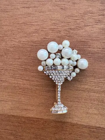 마크제이콥스 샴페인 브로치 새상품급