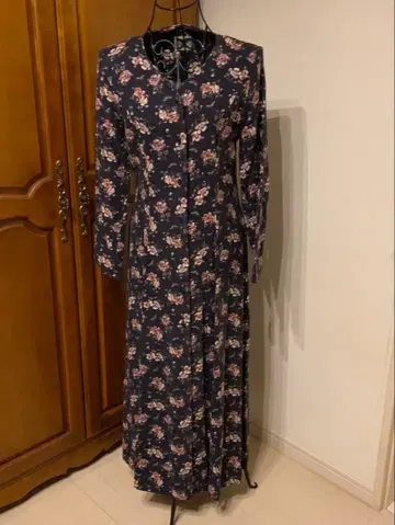 네이비 꽃무늬 맥시 드레스 긴팔 버튼식