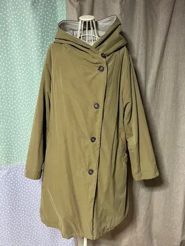 올리브 그린 후드 부착 코트