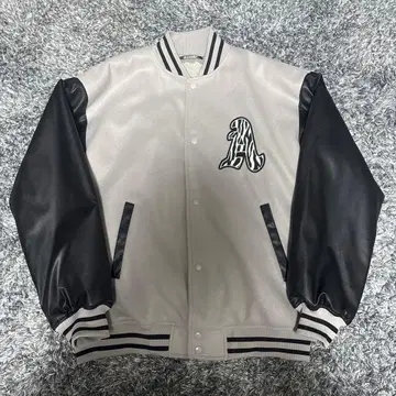 제브라 패턴 A 로고 자수 바시티 자켓