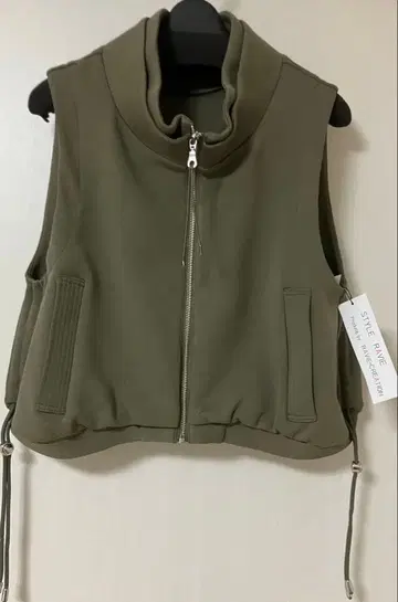 올리브 그린 하이넥 베스트