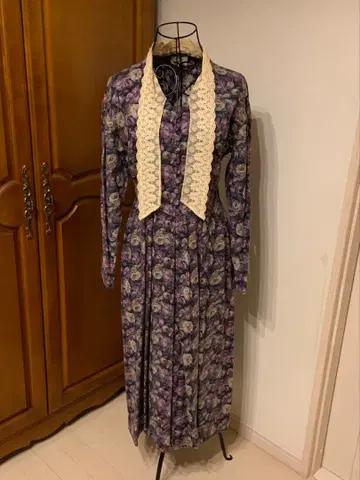 보라색 꽃무늬 롱 드레스