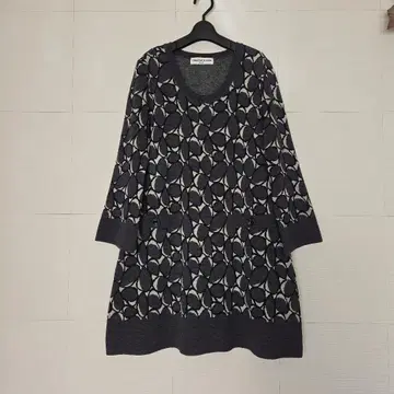 크리스찬 오자르 고급스러움이 느껴지는 원단 패턴 그레이 원피스