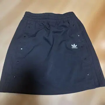 adidas 버튼 포함 블랙 미니 스커트 S