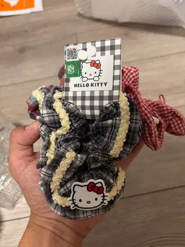 헬로키티 체크 무늬 머리끈 4개 세트