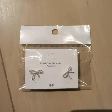 리본 모티브 귀걸이 (양쪽 귀용)