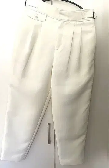 Liesse 리에스 화이트 플리츠 테이퍼드 팬츠