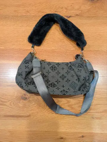 퍼 달린 숄더백