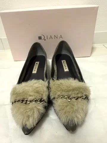 DIANA 그레이 퍼 플랫슈즈