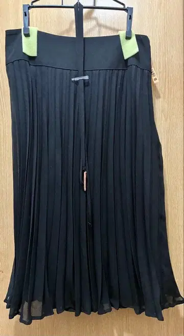 아쿠아 스큐텀 블랙 플리츠 스커트 무릎 기장