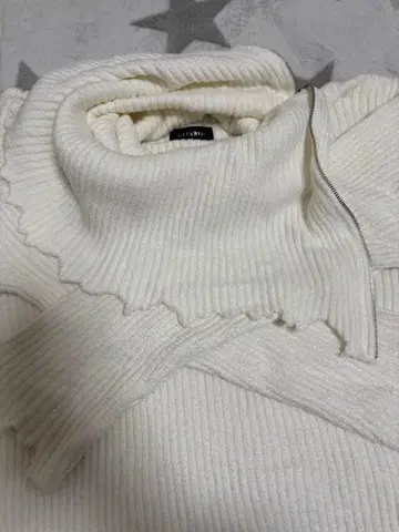 CIVARIZE 화이트 리브 편직 하이넥 스웨터