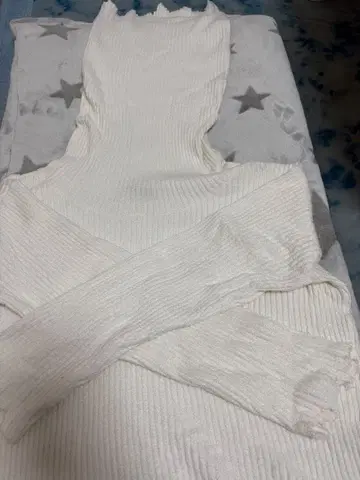 CIVARIZE 화이트 리브 편직 하이넥 스웨터