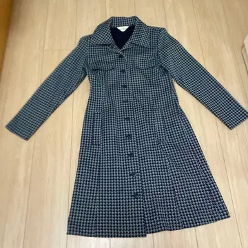 네이비와 화이트 체크 롱 코트