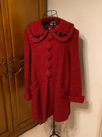 빨간색 울 코트 큰 카라 부착