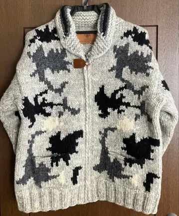 캐나디안 스웨터 컴퍼니의 카우친 스웨터입니다. 100% 울 스웨터