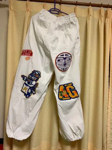 자수 디자인 화이트 팬츠