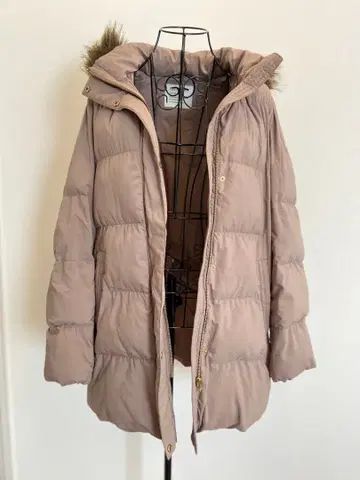 후드 부착 베이지 다운 자켓