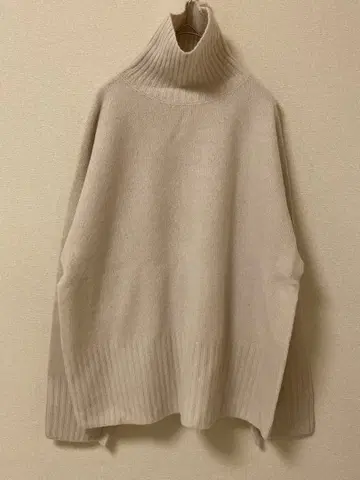 새상품 울 캐시미어 터틀넥 풀오버 스픽 베이지 니트