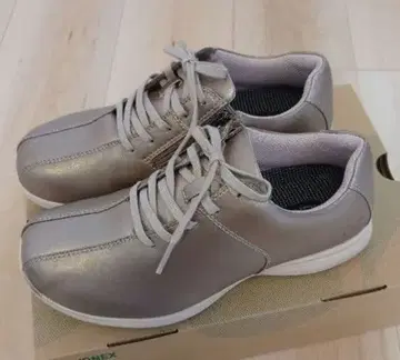 YONEX 실버 스니커즈