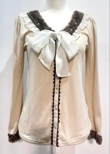 axes femme 리본 포함 퍼 옷깃 긴팔 상의