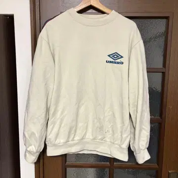 UMBRO 크림색 맨투맨