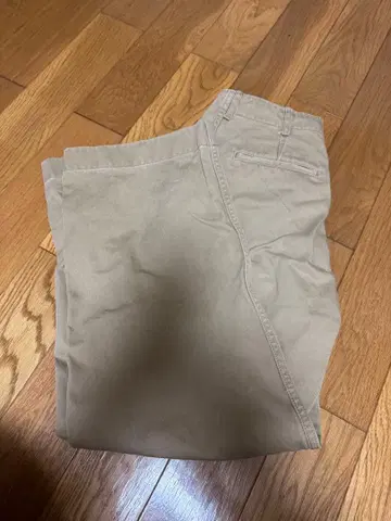 베이지 치노 팬츠