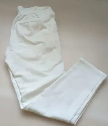 화이트 슬림핏 팬츠 사이드 포켓 포함